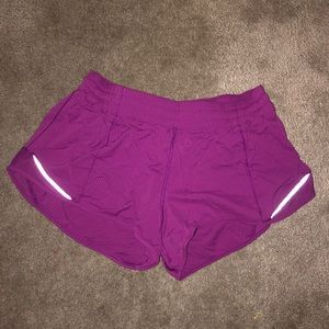 lululemon hotty hot 2.5 inch shorts